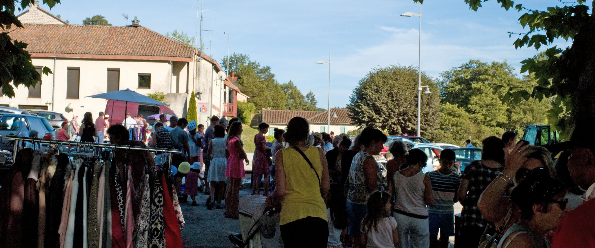 Le Marché Place du Foirail La Roquebrou Cantal Auvergne