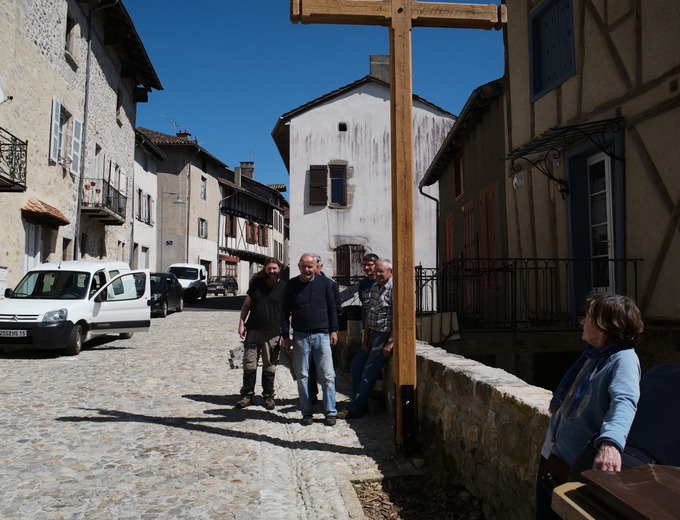 La place du Coq Roquais a retrouvé sa croix et son Coq